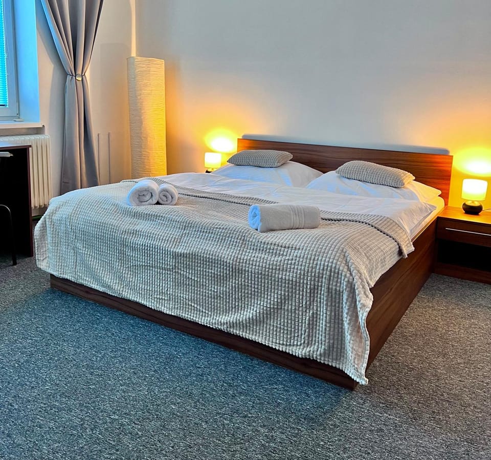 Bed, Photo of the whole room, Bedroom, towels