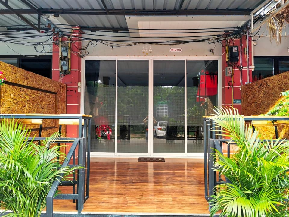 Patio, Facade/entrance