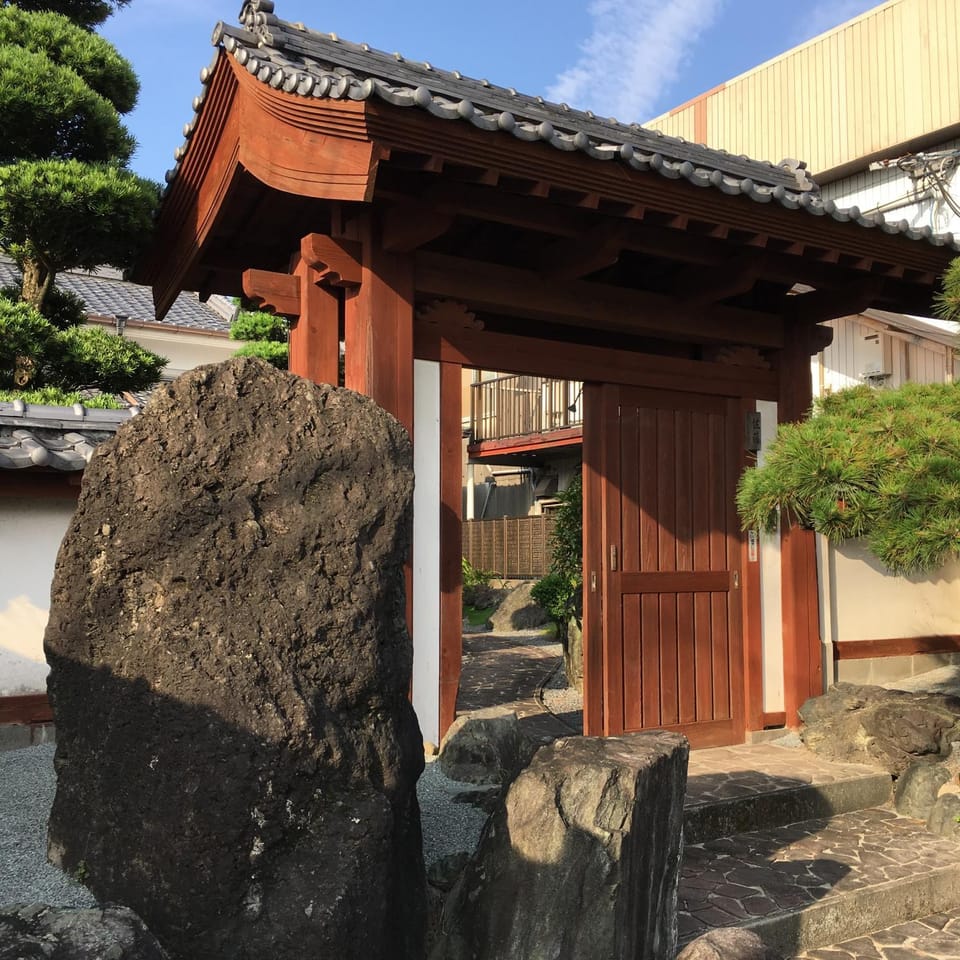 まるで一国一城の主 佐藤邸 Bed and Breakfast in Japan