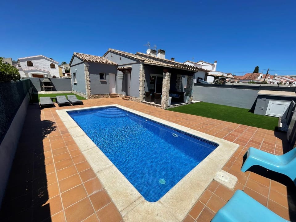 Casa en L Escala con piscina y WIFI free House in L'Escala