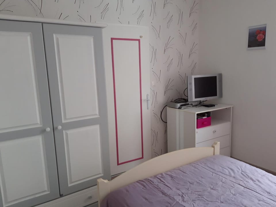 Bed, TV and multimedia, Bedroom, wardrobe