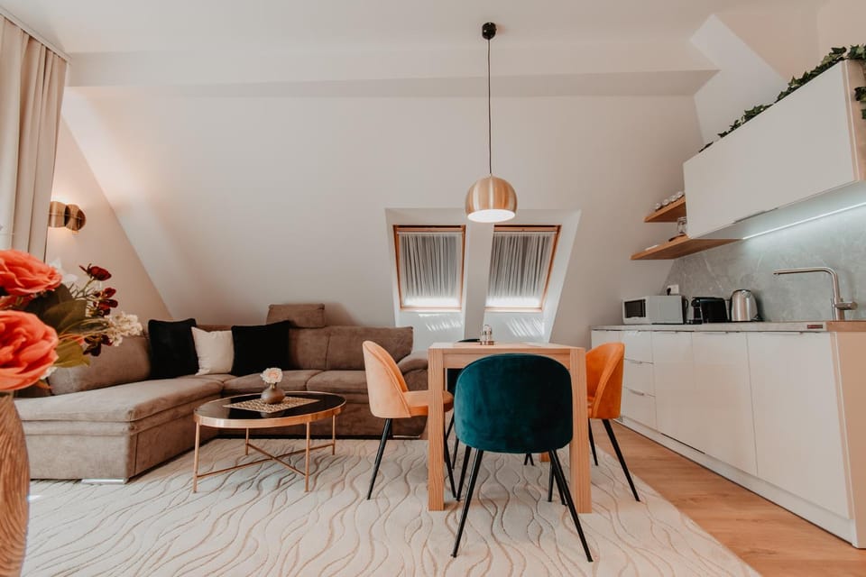 Kitchen or kitchenette, Living room, Seating area, Dining area