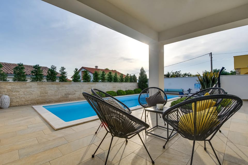 Balcony/Terrace, Pool view, Swimming pool, sunbed