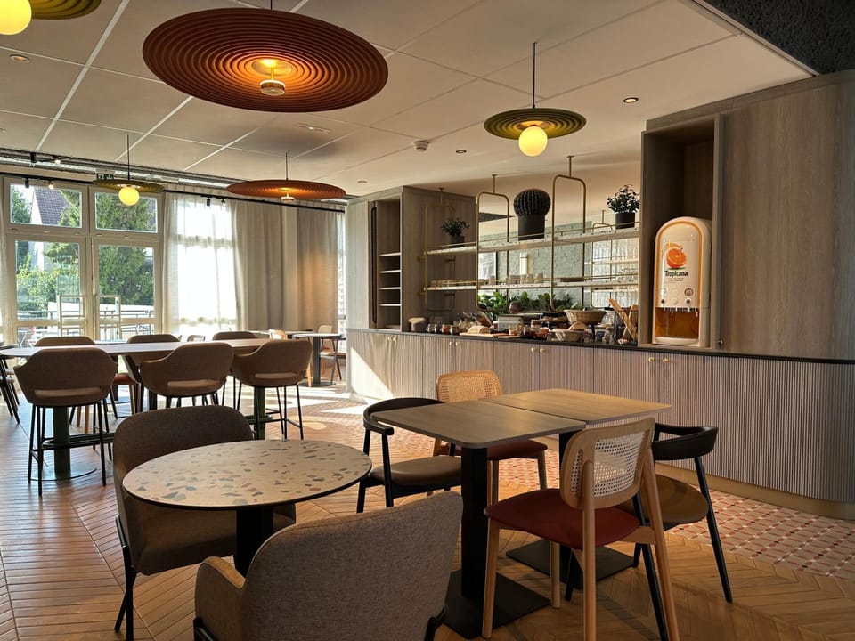 Restaurant/places to eat, Buffet breakfast