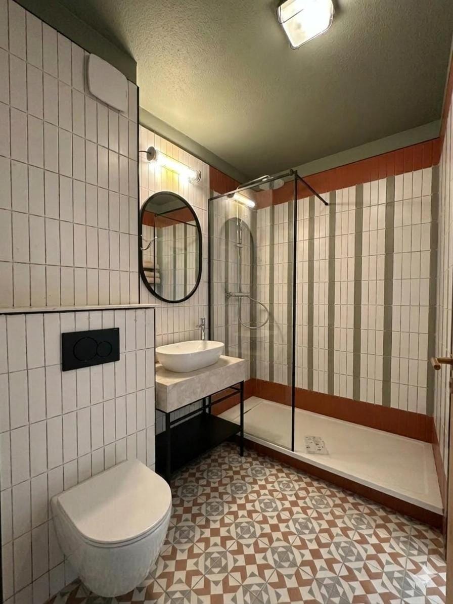 Shower, Toilet, Bed, Bathroom, towels