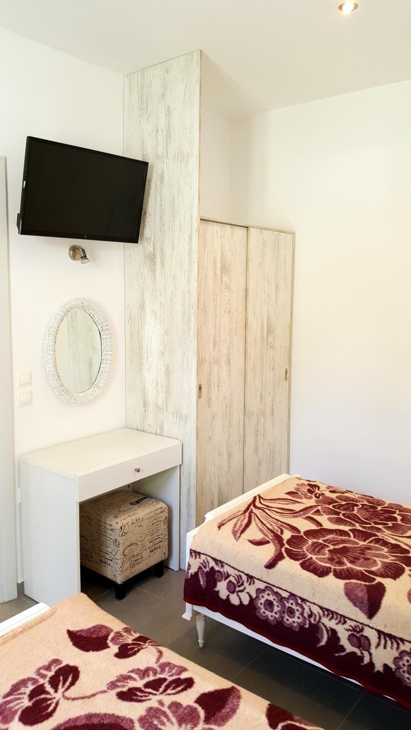 Bed, TV and multimedia, Photo of the whole room, Bedroom