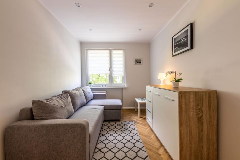 Bed, Seating area, Bedroom