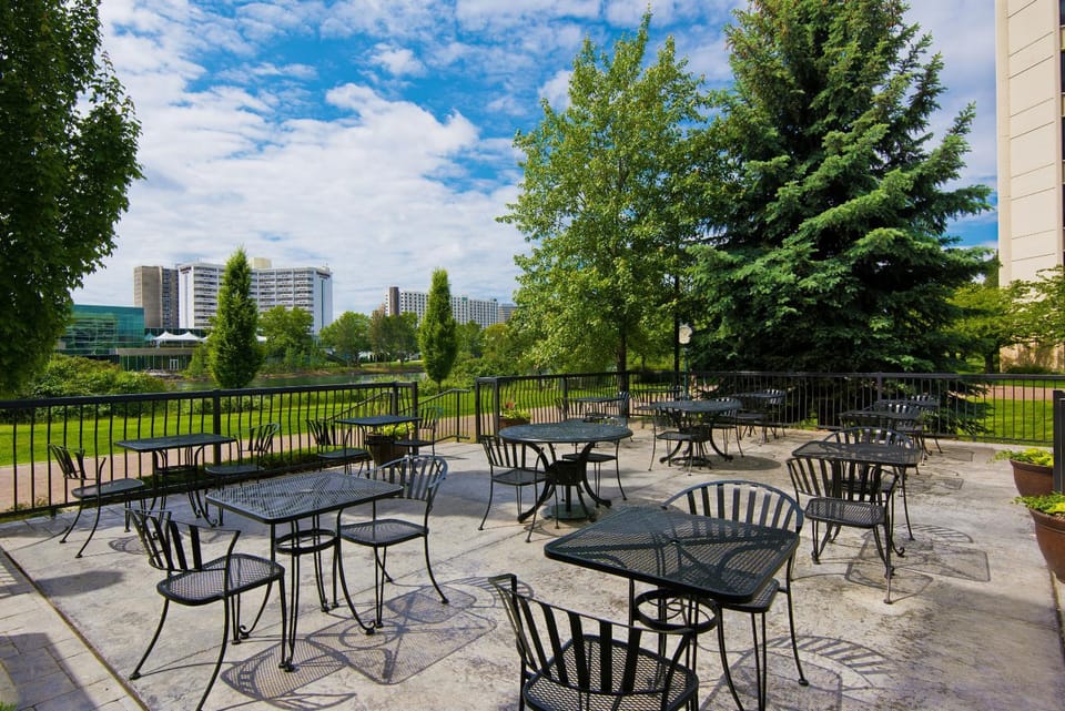 Restaurant/places to eat, Balcony/Terrace