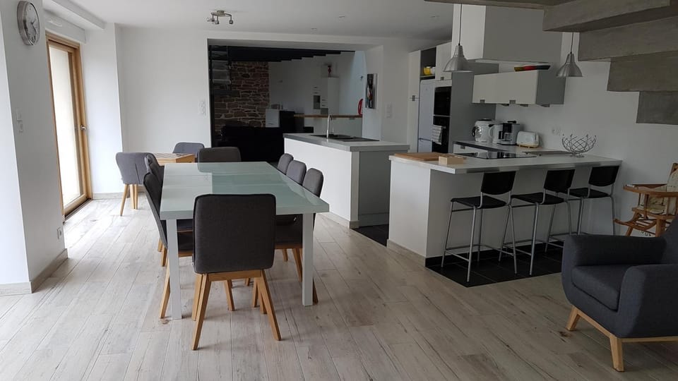 Kitchen or kitchenette, Living room, Seating area, Dining area, minibar, pet friendly, stove