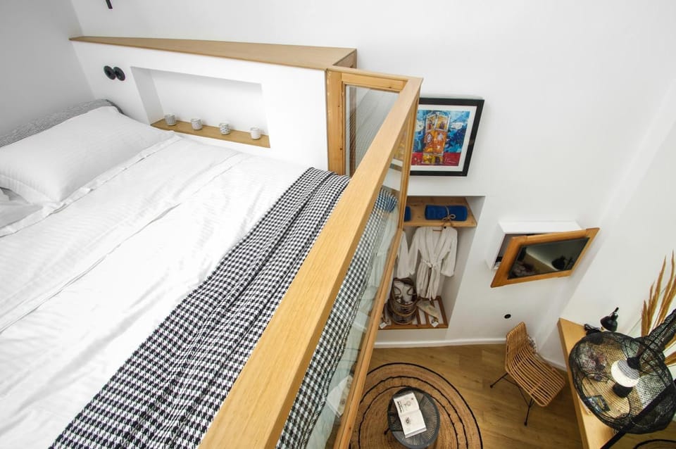 Photo of the whole room, Bedroom