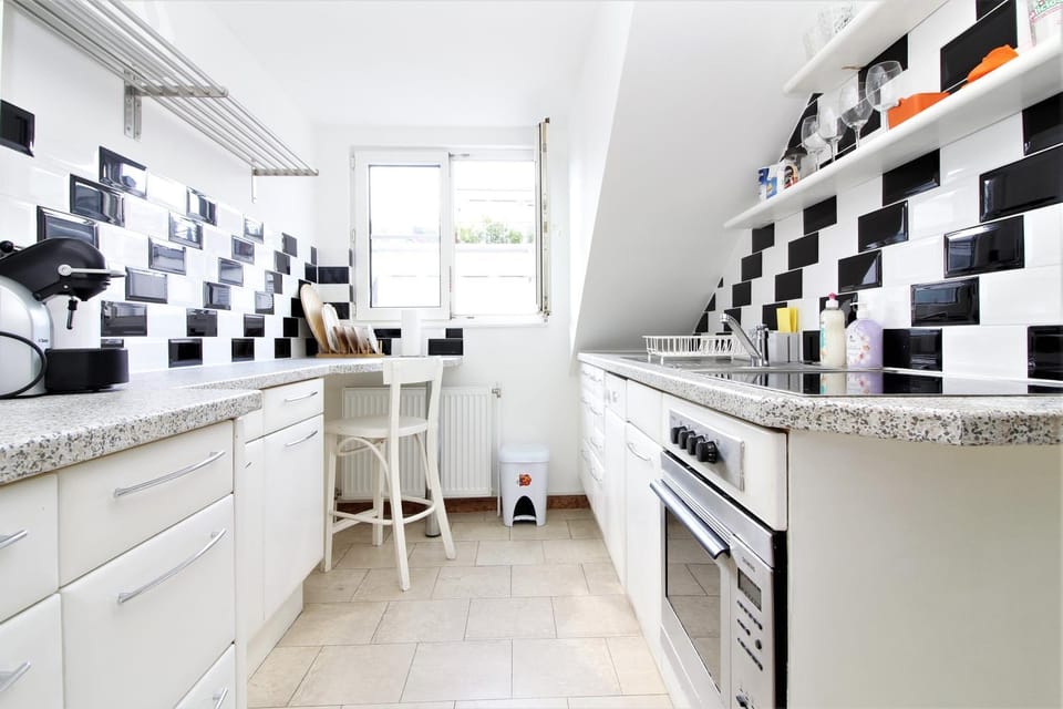Coffee/tea facilities, Kitchen or kitchenette, dishwasher, oven, stove