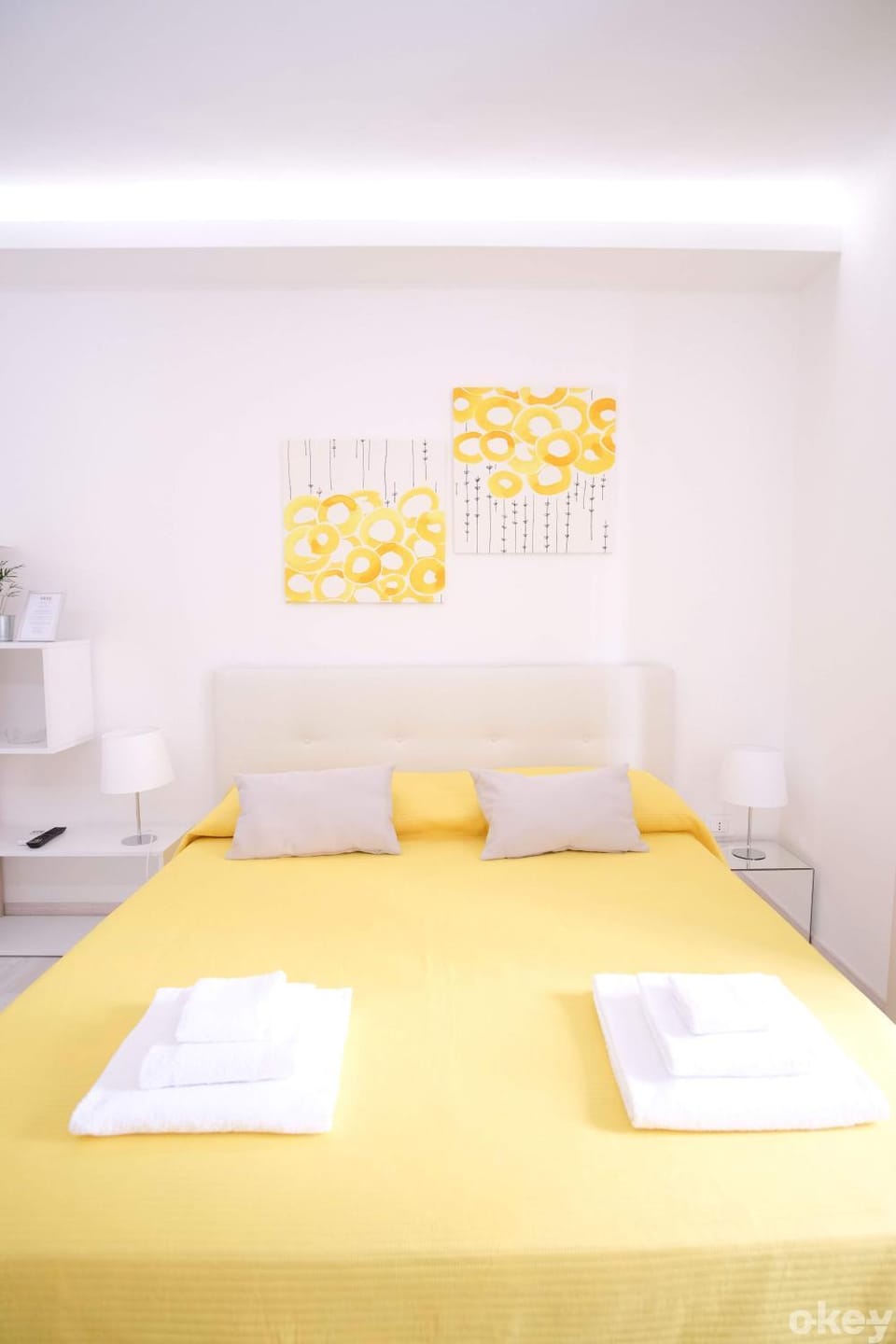 Bed, Bedroom, towels