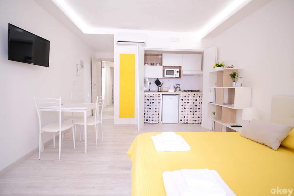 Bed, Kitchen or kitchenette, Photo of the whole room, Bedroom