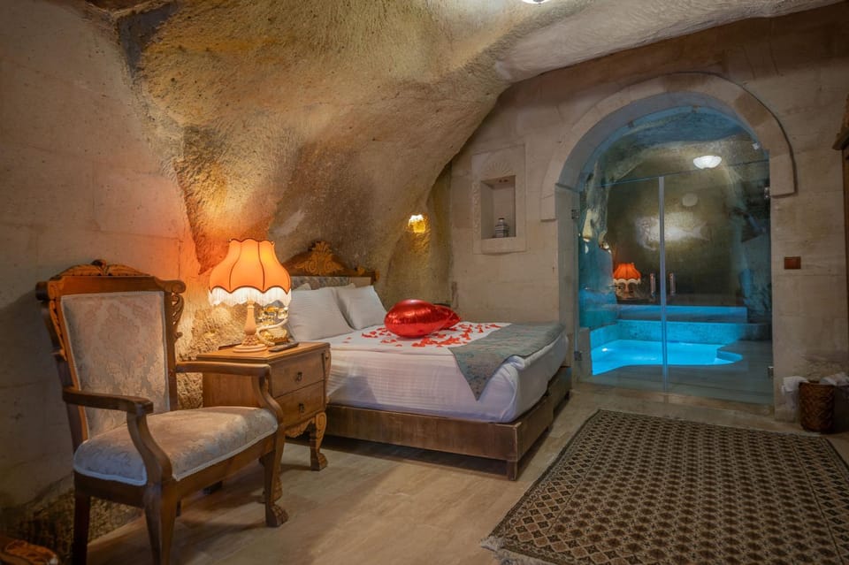 Bed, Night, Hot Tub, Coffee/tea facilities, Living room, Seating area, Bedroom, Pool view, Swimming pool, towels