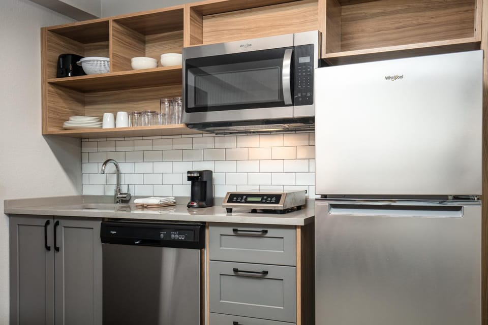 Kitchen or kitchenette, dishwasher, minibar
