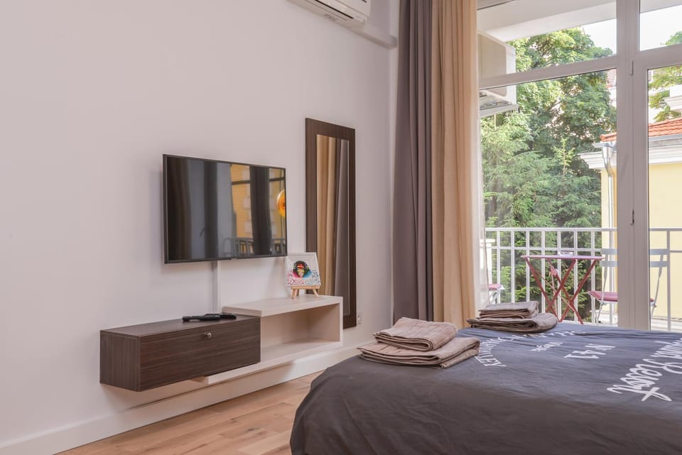 Bed, TV and multimedia, Balcony/Terrace, Bedroom, City view, Garden view