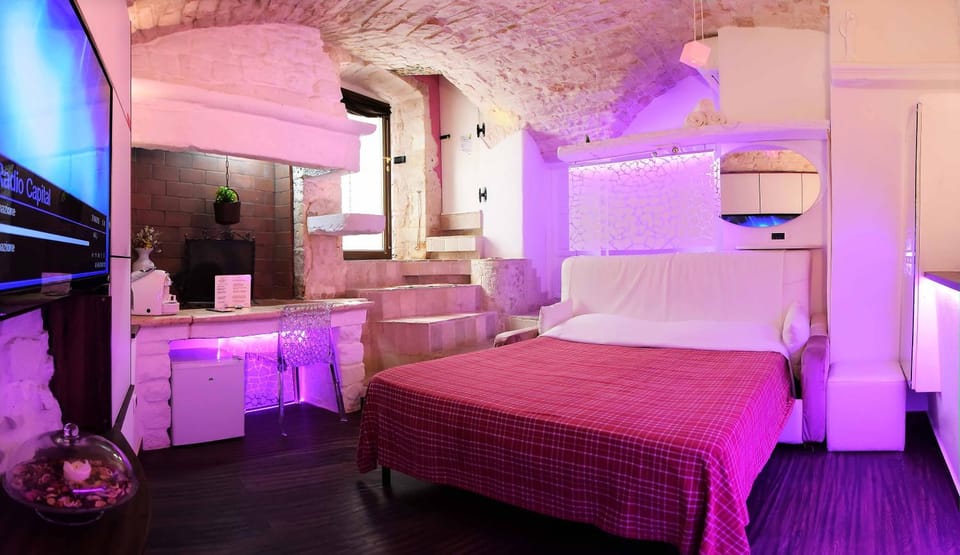 Bed, TV and multimedia, Bedroom, flat iron
