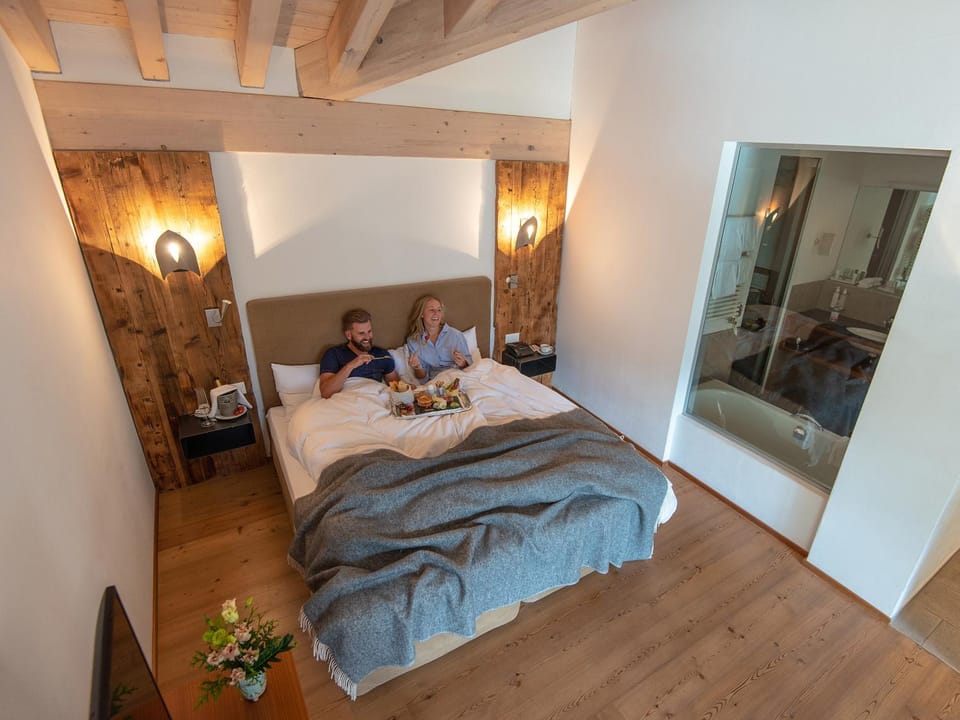Bed, Bedroom, Continental breakfast, group of guests