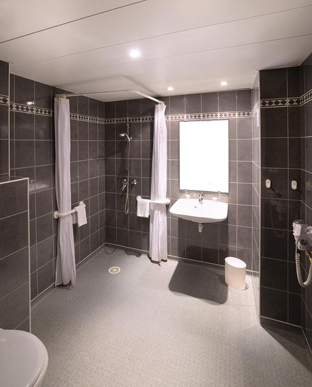 Shower, Toilet, towels
