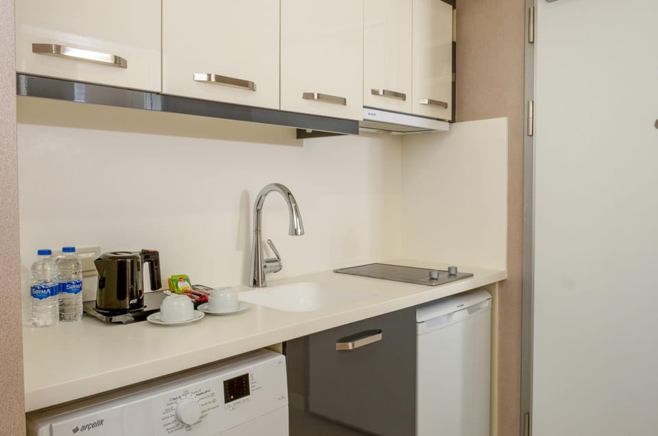 Coffee/tea facilities, Kitchen or kitchenette, stove