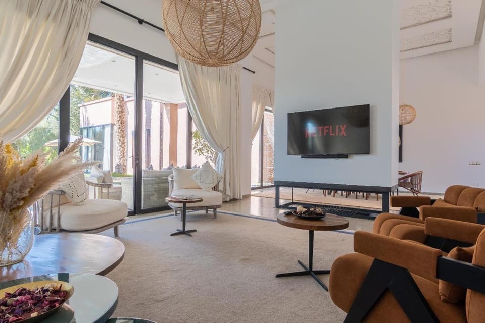 Communal lounge/ TV room, TV and multimedia, Living room, Seating area, Evening entertainment