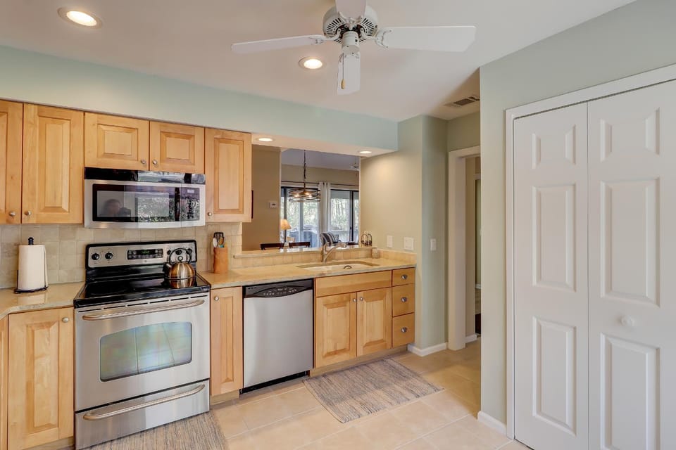 2 BR Lakeviews new furniture King 2 Twins Fold Out Bikes & Beach Gear included House in Hilton Head Island