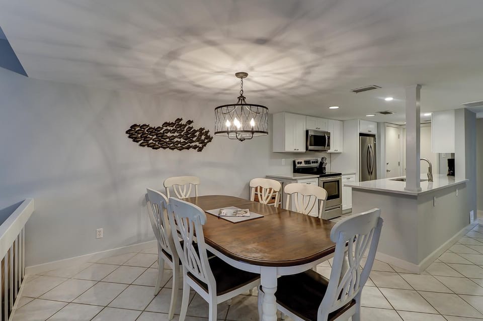 Luxury Updated 3 BR Stoney Creek Condo Harbourtown Bikes & Beach Gear included House in Hilton Head Island