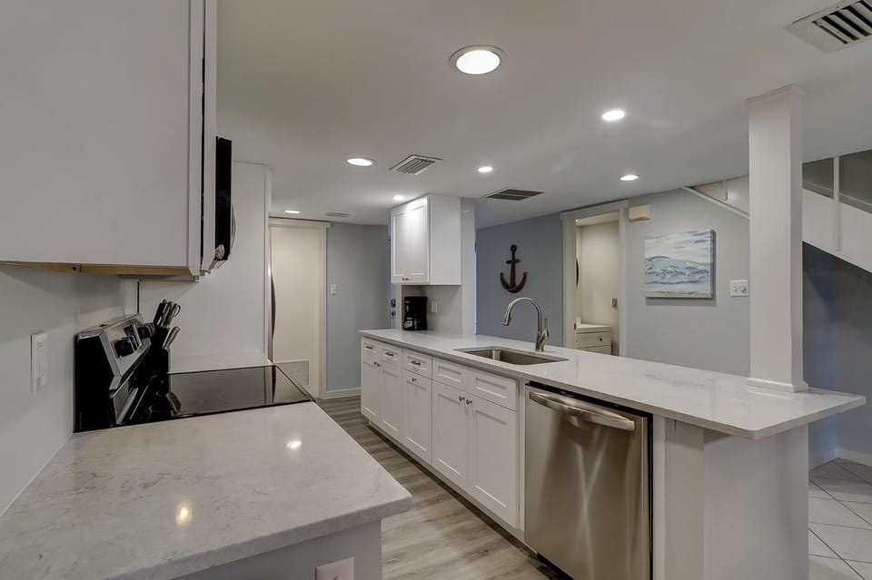 Luxury Updated 3 BR Stoney Creek Condo Harbourtown Bikes & Beach Gear included House in Hilton Head Island