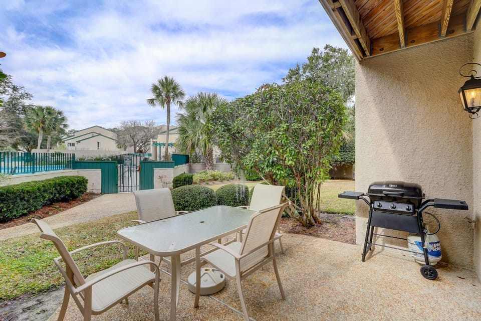 Luxury Updated 3 BR Stoney Creek Condo Harbourtown Bikes & Beach Gear included House in Hilton Head Island