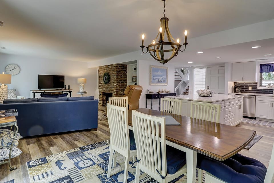 Updated baths King Bed 2 Twins Fold out Couch Bikes & Beach Gear included House in Hilton Head Island