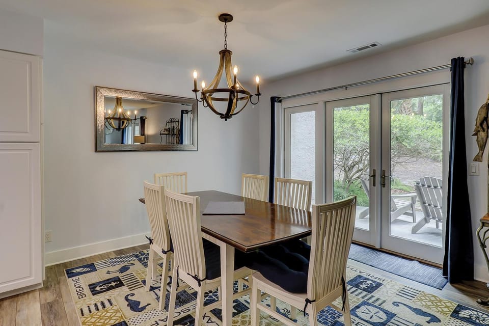Updated baths King Bed 2 Twins Fold out Couch Bikes & Beach Gear included House in Hilton Head Island