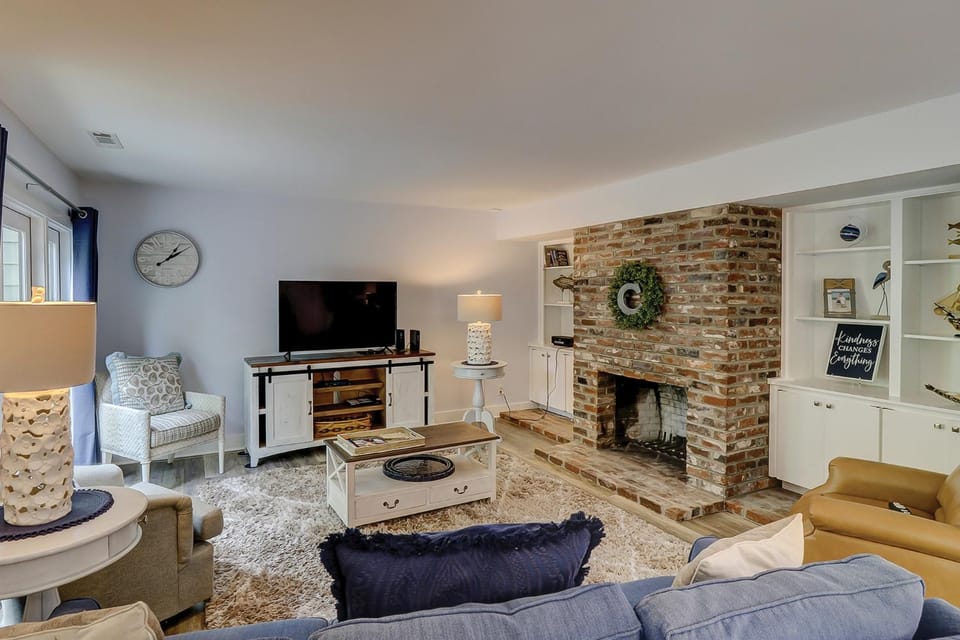 Updated baths King Bed 2 Twins Fold out Couch Bikes & Beach Gear included House in Hilton Head Island