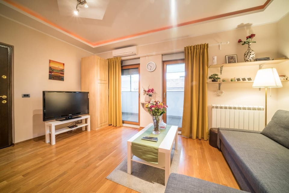 Communal lounge/ TV room, TV and multimedia, Living room, Seating area