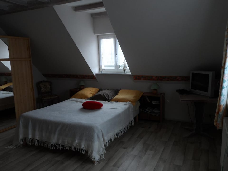 Photo of the whole room, Bedroom