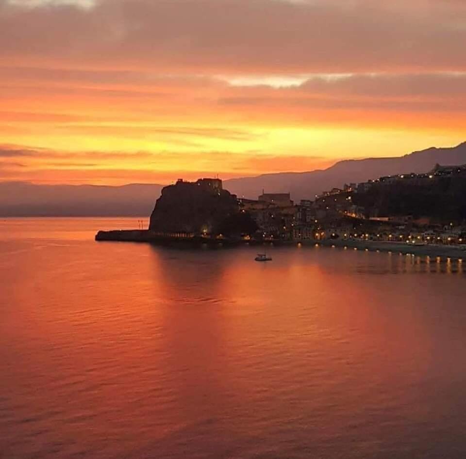 seaside room Bed and Breakfast in Scilla