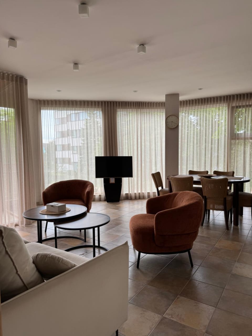 TV and multimedia, Living room, Seating area, Dining area