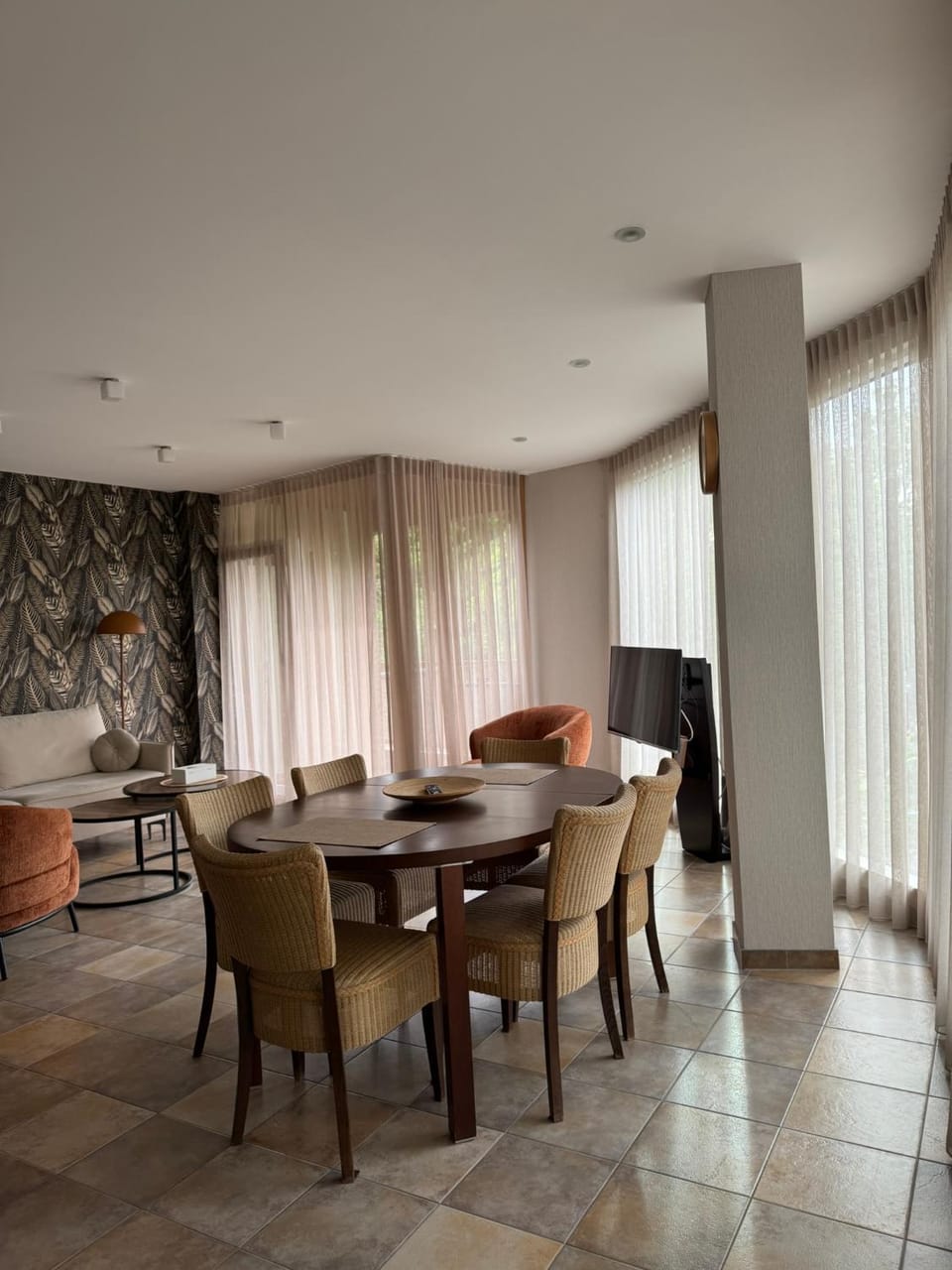 TV and multimedia, Living room, Seating area, Dining area