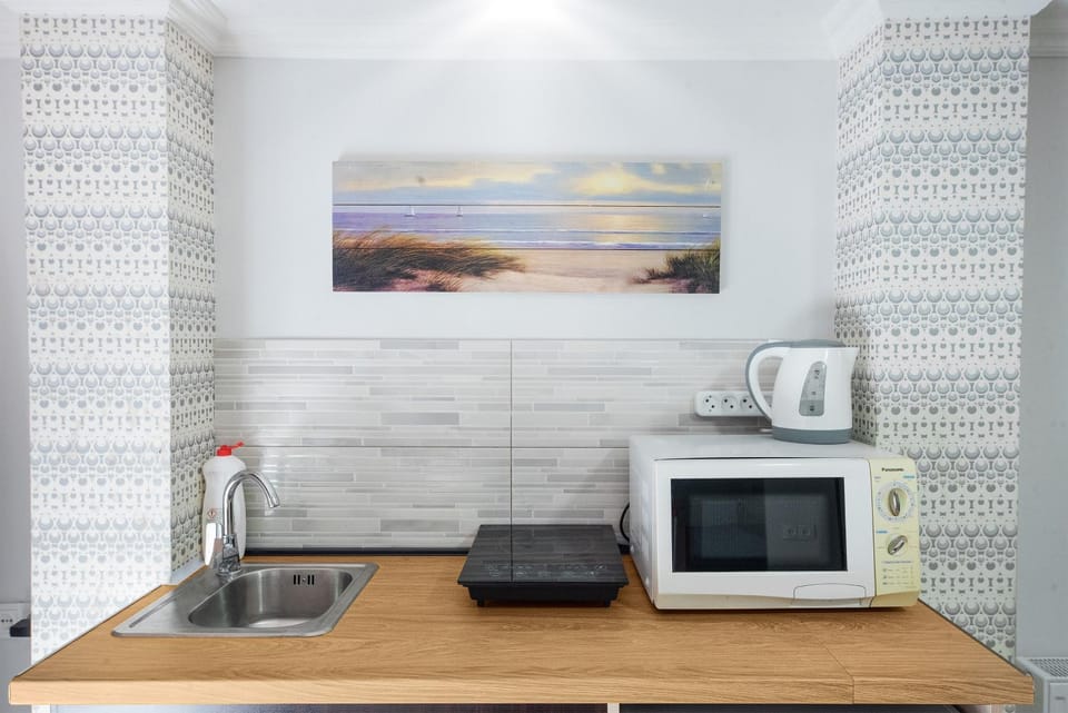 Coffee/tea facilities, Kitchen or kitchenette, stove
