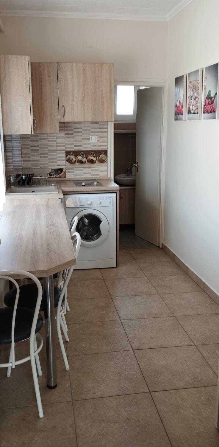 Kitchen or kitchenette, Dining area, stove