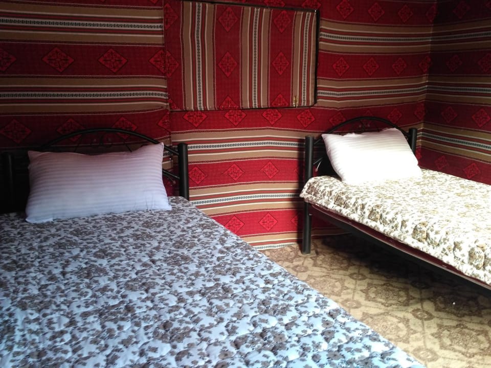 Photo of the whole room, Decorative detail