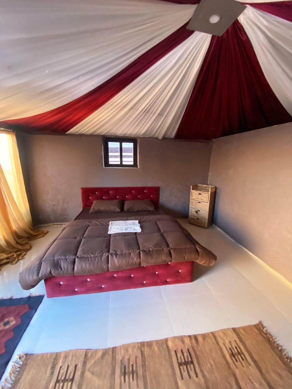 Property building, Patio, Nearby landmark, Garden, View (from property/room), Balcony/Terrace, Other, Photo of the whole room, Guests, Garden view, Mountain view, children, group of guests, Family, towels, VIP