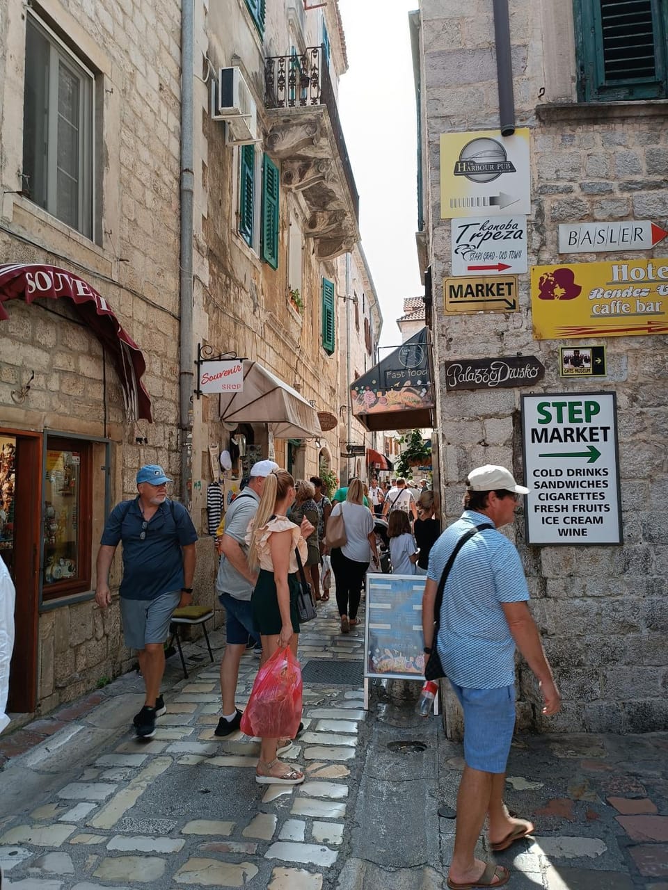 Nova dvokrevetna soba sa dva odvojena kreveta i zajedničkim kupatilom Bed and Breakfast in Kotor