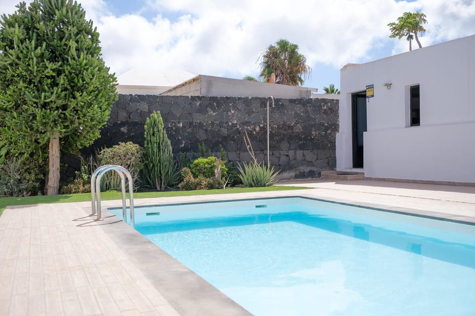 Swimming pool, sunbed