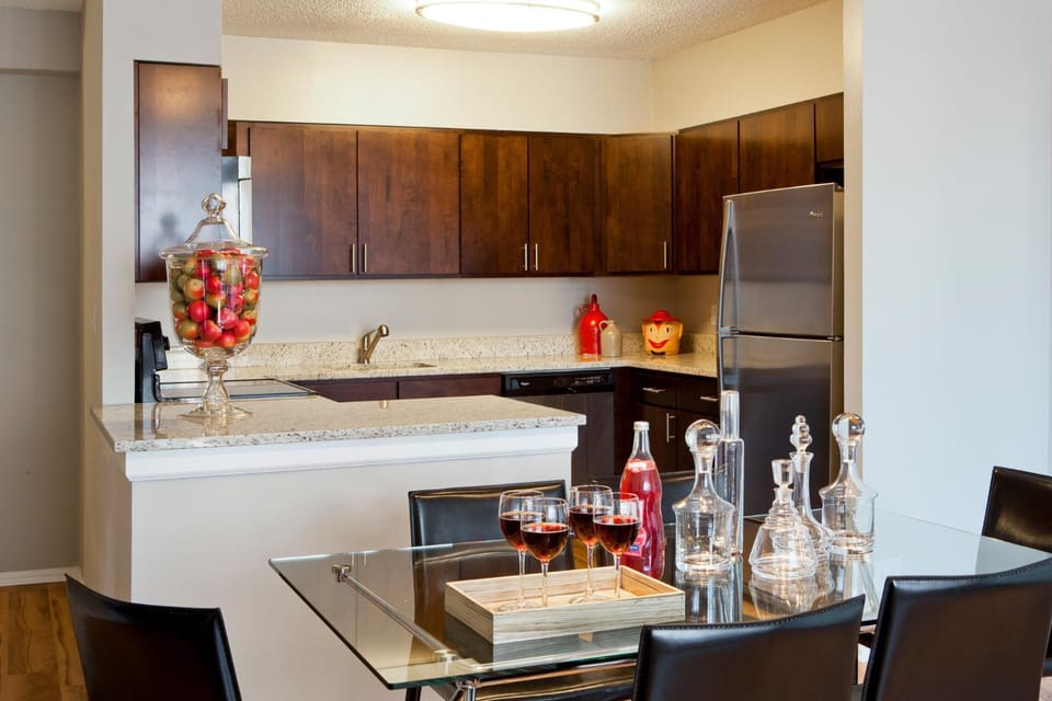 Kitchen or kitchenette, Dining area