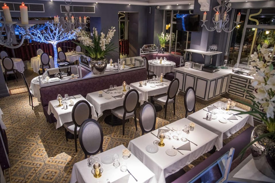 Restaurant/places to eat, Dining area, On site