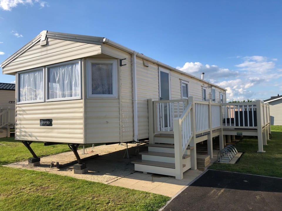 4 bedroom 10 berth caravans with Hot Tub ,Mountain Bikes Tattershall Lakes Campground/ 
RV Resort in Tattershall