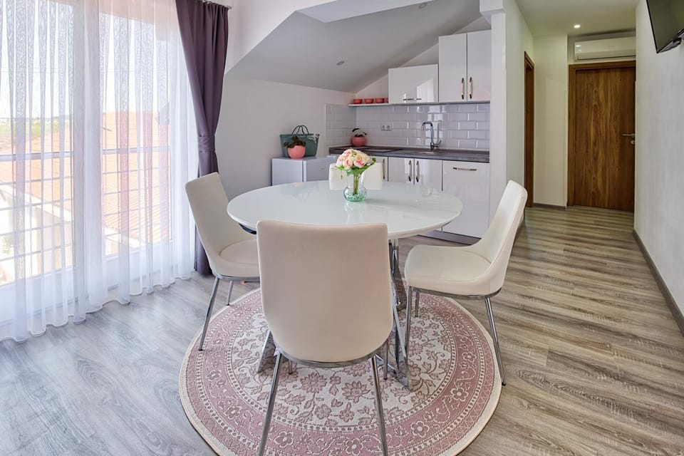 Kitchen or kitchenette, Dining area