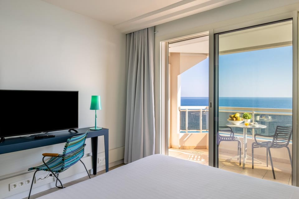 Bed, TV and multimedia, View (from property/room), Balcony/Terrace, Bedroom, Sea view
