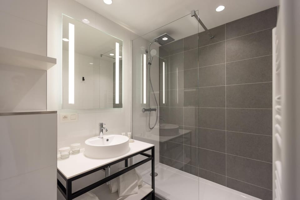 Shower, Bathroom, towels