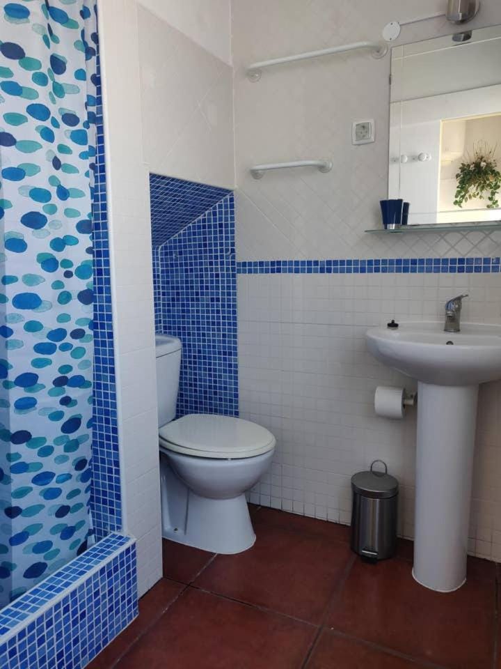 Shower, Toilet